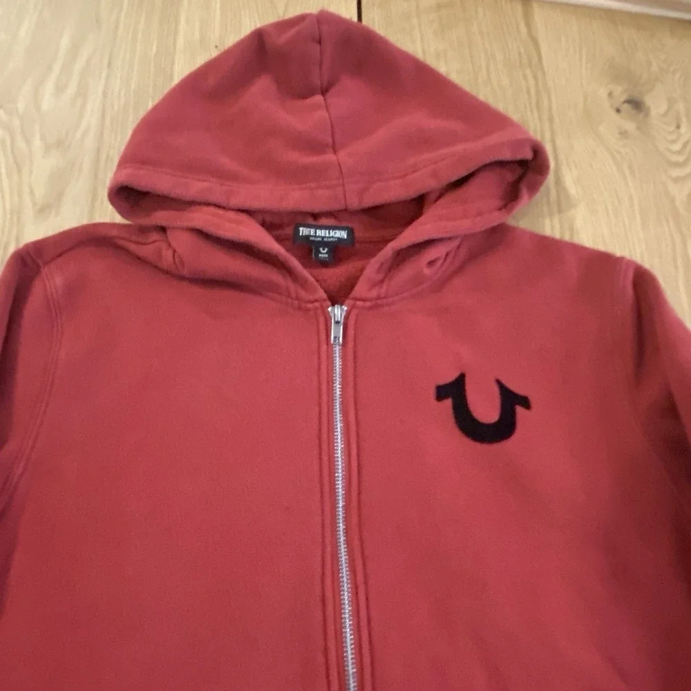 True Religion Men's Logo Zip up Hoodie, Graphic Print Size M, Color Red Dahlia *